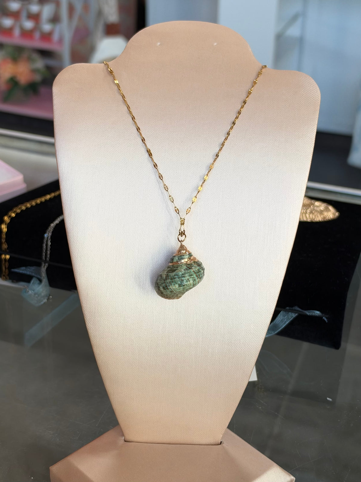 Single Green Shell Necklace